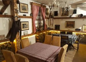 jadalnia z 2 stołami i krzesłami w pokoju w obiekcie Etno kuca-Vila w mieście Štrpce
