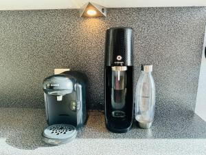 eine Küchentheke mit Kaffeemaschine und Mixer in der Unterkunft L’appartement du Petit Prince in Vélizy-Villacoublay