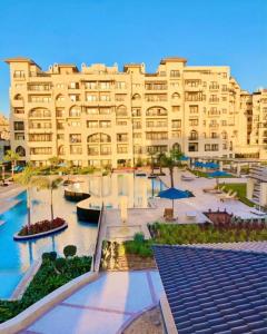 Luxury Hurghada Self-Catering Apartments & Studios, Al Dau Heights في الغردقة: مبنى كبير أمامه مسبح
