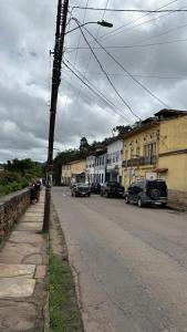 Hostel do Mirante في أورو بريتو: شارع فيه سيارات تقف على جانب الطريق