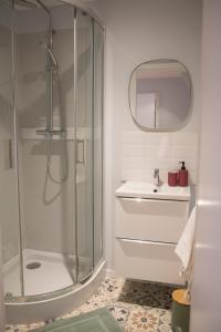 A bathroom at Villa Camélias, appartements de charme