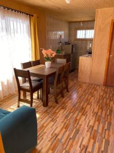 a kitchen and dining room with a table and chairs at PICHIDANGUI, Cabañas Las Golondrinas in Pichidangui