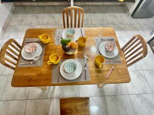 una mesa de madera con platos de comida. en Casa Paraiso Tropical, en Parrita