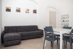 a living room with a couch and a table and chairs at DOMVS Ginori Testaccio in Rome