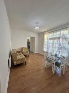 a living room with a dining room table and chairs at Leicester spacious flat with free parking in Leicester