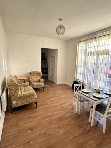 a living room with a table and two chairs at Leicester spacious flat with free parking in Leicester