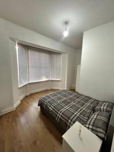 Krevet ili kreveti u jedinici u objektu Leicester spacious flat with free parking