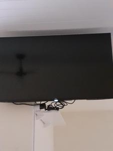 un monitor de ordenador situado en la parte superior de un techo en Espaço igor, en Aparecida
