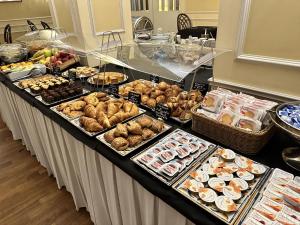- un buffet avec de nombreux types de pâtisseries dans l'établissement The Regency Sure Hotel Collection by Best Western, à Lissone