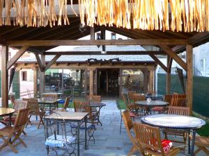 an outdoor patio with tables and chairs and a bunch of lights at Albergue la Medina de Camponaraya in Camponaraya