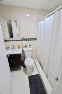 Koupelna v ubytování BEAUTIFUL APARTMENT FOOTSTEPS FROM THE BEACH + 20 fotografií