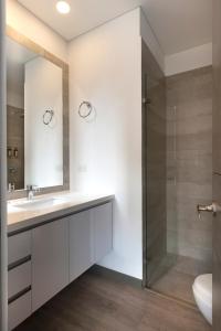 une salle de bain avec lavabo et douche dans l'établissement CLASS DE SUITES DE LUJO EL POBLADO. EXCELENTE UBICACIÓN, à Medellín 8 autres photos
