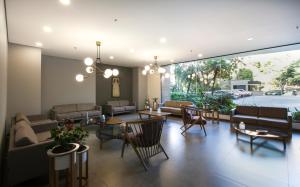 - un salon avec des canapés, des tables et des chaises dans l'établissement CLASS DE SUITES DE LUJO EL POBLADO. EXCELENTE UBICACIÓN, à Medellín