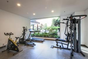 une salle de sport avec deux tapis de course et deux machines de course dans l'établissement CLASS DE SUITES DE LUJO EL POBLADO. EXCELENTE UBICACIÓN, à Medellín