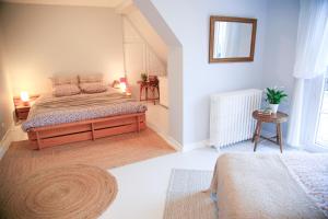 A bed or beds in a room at Villa Camélias, appartements de charme