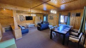 ein Wohnzimmer mit einem Tisch und einem Esszimmer in der Unterkunft Lake View in Lunca Mare