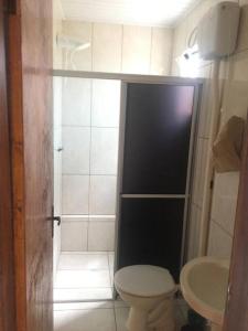 a bathroom with a shower and a toilet and a sink at Edícula familiar - Ao lado BR277 in Guarapuava