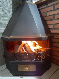 um forno de tijolos com um fogo dentro dele em Casa Encanto em São Miguel das Missões