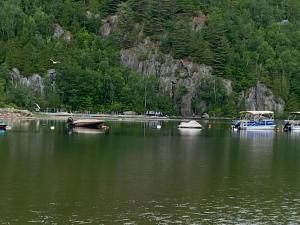 um grande corpo de água com barcos dentro em Lake side escape (log home) em Notre-Dame-de-la-Salette