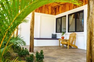 Peace Retreat Costa Rica في Playa Negra: فناء مع كرسي وطاولة وكراسي