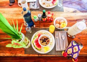 une table recouverte de assiettes de nourriture et de fruits dans l'établissement Peace Retreat Costa Rica, à Playa Negra