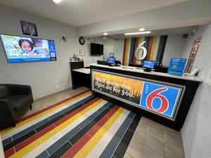 um lobby com um balcão de check-in e uma televisão em Motel 6-Fort Wayne, IN em Fort Wayne