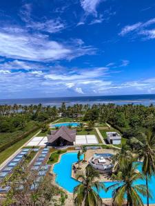 een luchtzicht op een resort met 2 zwembaden bij Sophlin home in Ukunda