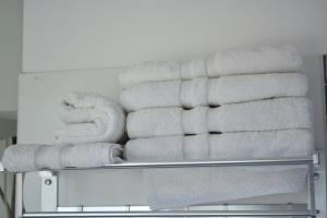 una pila de toallas sentadas en un toallero en Posada Santa Rita, en Colonia del Sacramento