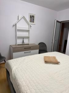 ein Schlafzimmer mit einem Bett mit einer Kommode und einem Spiegel in der Unterkunft UrbanEscape in Onești