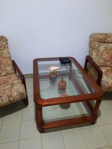 stolik kawowy ze szklanym blatem siedzącym pomiędzy dwoma krzesłami w obiekcie Cecilia w mieście General Alvarado