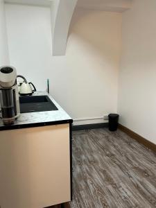 uma cozinha com um lavatório e uma bancada em 2 bedroom flat em Swansea