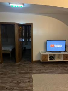 Uma TV ou centro de entretenimento em 2 bedroom flat