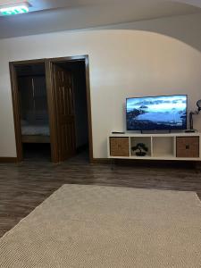 2 bedroom flat في سوانسي: غرفة معيشة مع تلفزيون بشاشة مسطحة في مركز ترفيهي