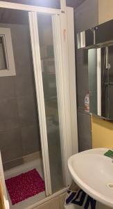 蒙特勒伊的住宿－RELAX，淋浴位于盥洗盆旁的浴室