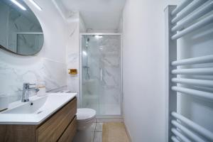 ein Bad mit einem WC, einem Waschbecken und einer Dusche in der Unterkunft Studio neuf cosy, Cinema Room, moderne avec Fibre, Gare RER C, JO Paris 2024 in Brétigny-sur-Orge
