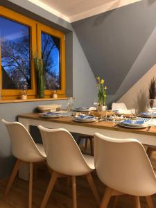 a dining room with a table and chairs at Ferienwohnung Kalle in Osterbruch