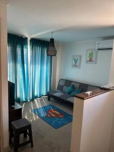 - un salon avec un canapé et une télévision dans l'établissement Beautiful Confortable House, à Estación Colina