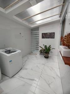 Cette grande chambre dispose d'un grand sol en marbre blanc. dans l'établissement Apartamento inteiro com área e garagem privativa, à Belo Horizonte
