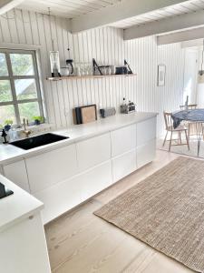 Kuchyň nebo kuchyňský kout v ubytování Cozy child-friendly house