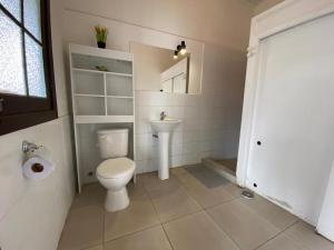 uma casa de banho com um WC e um lavatório em Hostal La Casona em Papudo