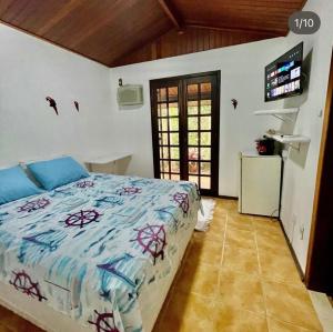 Een bed of bedden in een kamer bij Suítes Guaratuba