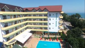 una vista aérea de un hotel con piscina en Edmond en Eforie Sud