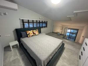 Un dormitorio con una cama grande en una habitación. en Olea Valley A24 apartment, en Nikiti 34 fotos más