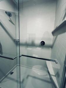 uma cabina de duche em vidro com um WC na casa de banho em Hotel Scottsdale em Scottsdale