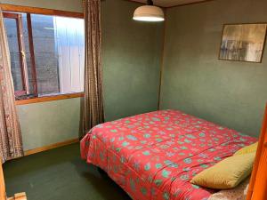 Ένα ή περισσότερα κρεβάτια σε δωμάτιο στο Casa en barrio Patrimonial Puerto Varas