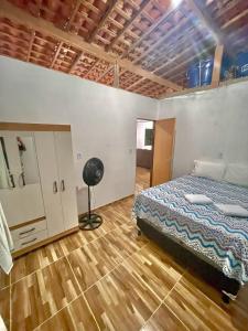 um quarto com uma cama e uma secretária num quarto em casa temporada maragogi em Maragogi