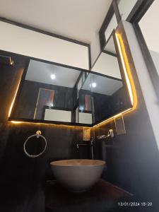 a bathroom with a bowl sink and a mirror at Casa Qura Qura in Cochabamba