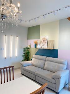 uma sala de estar com um sofá e uma mesa em PALMAS EXPERIENCE - Apartamento Girassol em Palmas