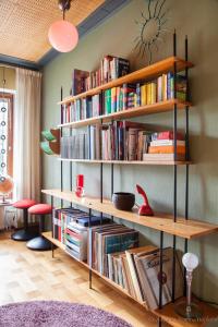 una estantería llena de libros en una habitación en Villa Berkle en Estocolmo