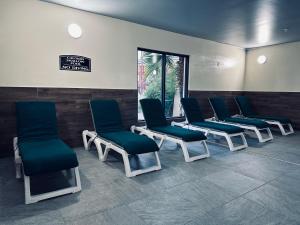 uma sala de espera com cadeiras azuis numa sala de espera em Hotel Scottsdale em Scottsdale